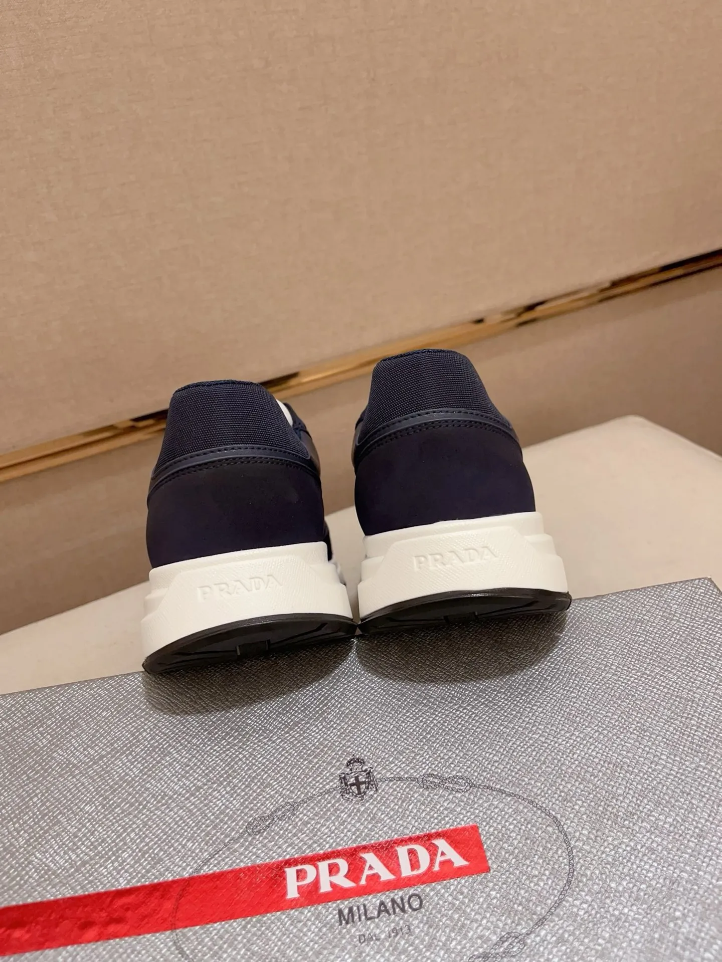 Men's shoes 💰 560 💰 (high version) new Prada (Prada) high-tops are launched at the same time, new men's shoes, 😘fabrics are selected from waterproof technical cloth. First layer cowhide lining. 👍🏿Original molded anti-slip rubber outsole, with exquisite lines, simple and elegant, comfortable and high-end for leisure travel. Number of yards: 38 to 44. (Can be customized for 45.46.)